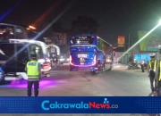 Polisi Atur Arus Lalu Lintas Di Tengah Proyek Pelebaran Jalan Tegal-Purwokerto