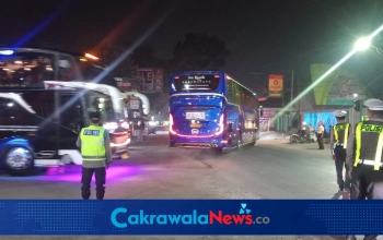 Polisi Atur Arus Lalu Lintas di Tengah Proyek Pelebaran Jalan Tegal