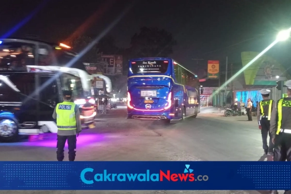 Polisi Atur Arus Lalu Lintas Di Tengah Proyek Pelebaran Jalan Tegal-Purwokerto