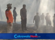Polisi Bersama Damkar dan BPBD Padamkan Kebakaran Lahan di Clirit View