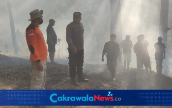 Polisi Bersama Damkar dan BPBD Padamkan Kebakaran Lahan Clirit View