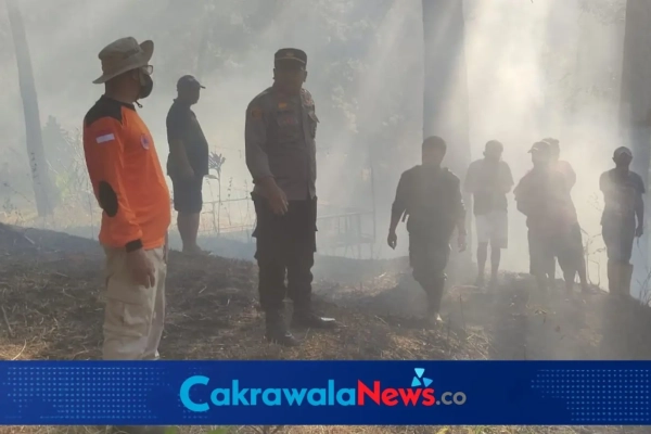 Polisi Bersama Damkar dan BPBD Padamkan Kebakaran Lahan di Clirit View