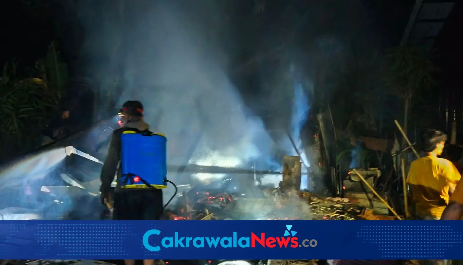 Polisi Warga dan Damkar Tangani Kebakaran Rumah di Desa Dermasuci