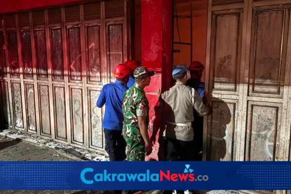 Polsek Balapulang Respons Cepat Tangani Kebakaran Toko Dan Gudang Sembako Di Balapulang