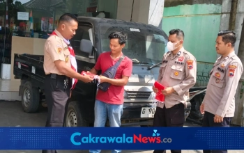 Polsek Bumijawa Bagikan Bendera Merah Putih Sambut HUT ke 81 RI