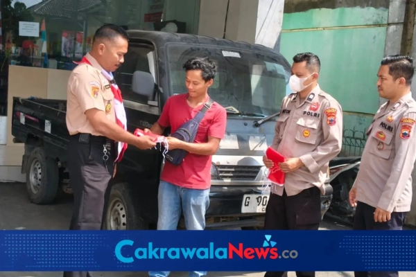 Bagikan Bendera Merah Putih, Polri Ajak Warga Semarakkan HUT Ke-81 Kemerdekaan RI