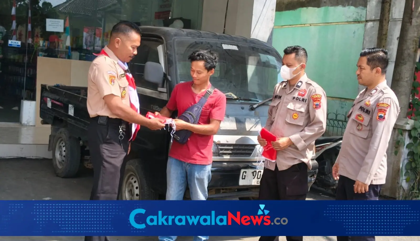 Polsek Bumijawa Bagikan Bendera Merah Putih Sambut HUT ke 81 RI