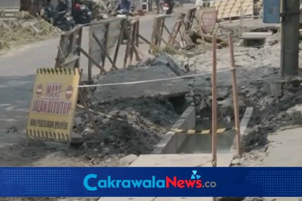 Warga Terpeleset di Proyek Drainase Sambikerep, Wali Kota Eri Semprot Kontraktor: Tanggung Biaya Korban dan Minta Maaf!