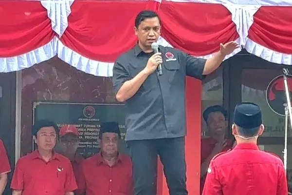 Pesan Ronny Talapessy di HUT RI: Kader PDIP Harus Hadir di Tengah Rakyat