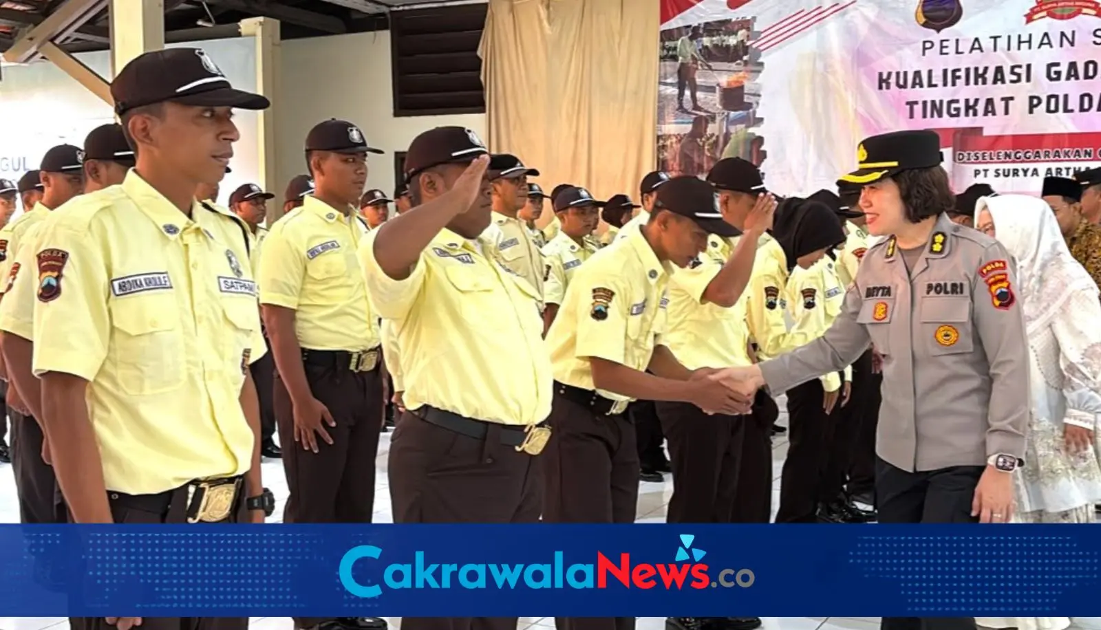 Sebanyak 190 peserta Diklat Satpam Gada Pratama mengikuti upacara penutupan pendidikan di Kampus SUPM Negeri Tegal usai dinyatakan lulus dan siap menjalankan tugas secara profesional.