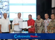 SK kepada tiga direksi baru PAM Surya Sembada di Balai Kota Surabaya.