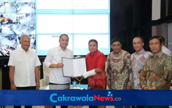 SK kepada tiga direksi baru PAM Surya Sembada di Balai Kota Surabaya.