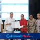 SK kepada tiga direksi baru PAM Surya Sembada di Balai Kota Surabaya.