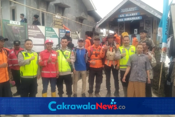 Polri Bersama Tim SAR Siaga Tangani Pendaki Terjatuh Di Kawah di Gunung Slamet Slamet