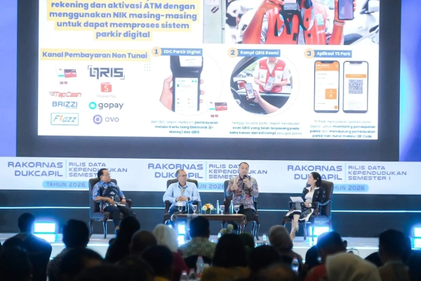 Wali kota surabaya eri cahyadi saat pemaparan