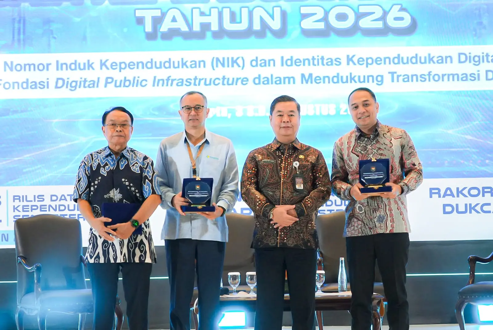 Walu kota surabaya eri Cahyadi bersama penghargaan