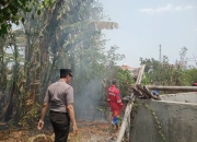 Polsek Talang Tegal Gerak Cepat Padamkan Kebakaran Sampah di Bantaran Sungai Kaligung