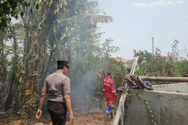 Polsek Talang Tegal Gerak Cepat Padamkan Kebakaran Sampah di Bantaran Sungai Kaligung