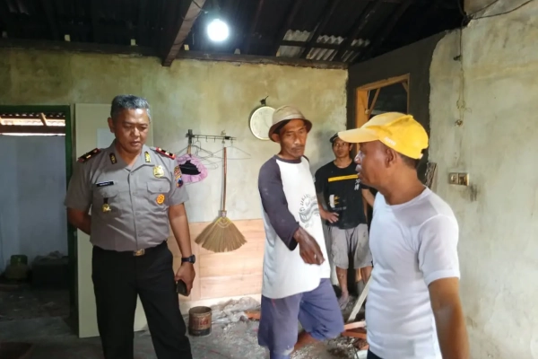 Polsek Lebaksiu Tegal Bantu Pemasangan Listrik Gratis untuk Rumah Warga