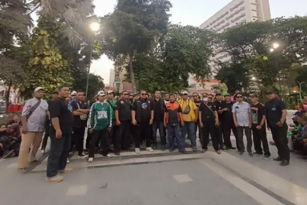 ARSAS Desak Aturan Parkir Surabaya Ditegakkan, Usulkan Parkir Gratis untuk Ojol