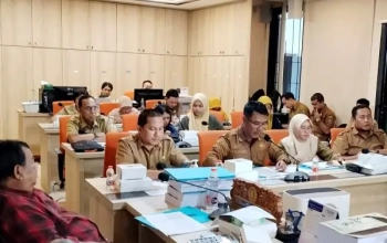 DLH Surabaya saat Rapa pembahasaan PAK di Komisi C DPRD Surabaya. Foto: Hadi