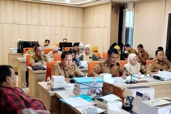 DLH Surabaya saat Rapa pembahasaan PAK di Komisi C DPRD Surabaya. Foto: Hadi