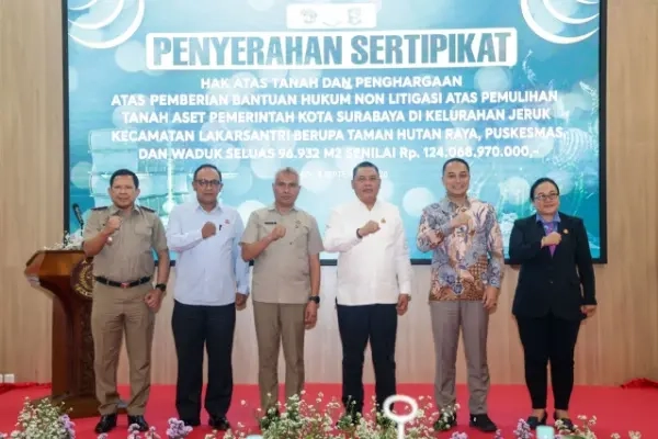 Eri Cahyadi saat foto bersama