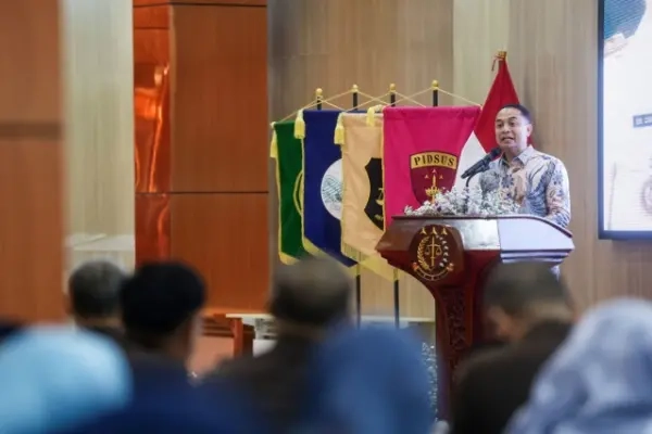 Eri Cahyadi wali kota surabaya saat penyerahan ase