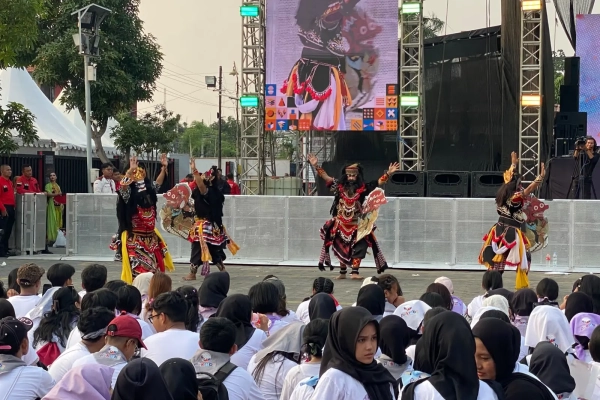 Jaranan Buto Banyuwangi Warnai PKKMB Untag Surabaya