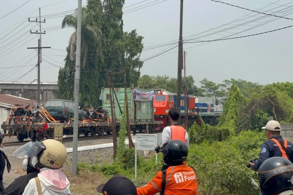 KAI Daop 8 Pajang Kendaraan Bekas Kecelakaan, Ingatkan Bahaya Terobos Palang