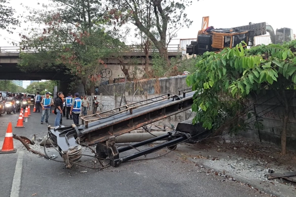 Crane Proyek Jasa Marga Roboh di Jalan HR Muhammad, Lalu Lintas Tersendat