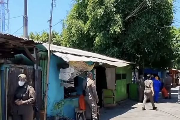 21 Bangunan yang Menutup Saluran Air selama 20 Tahun di Bratang Ditertibkan