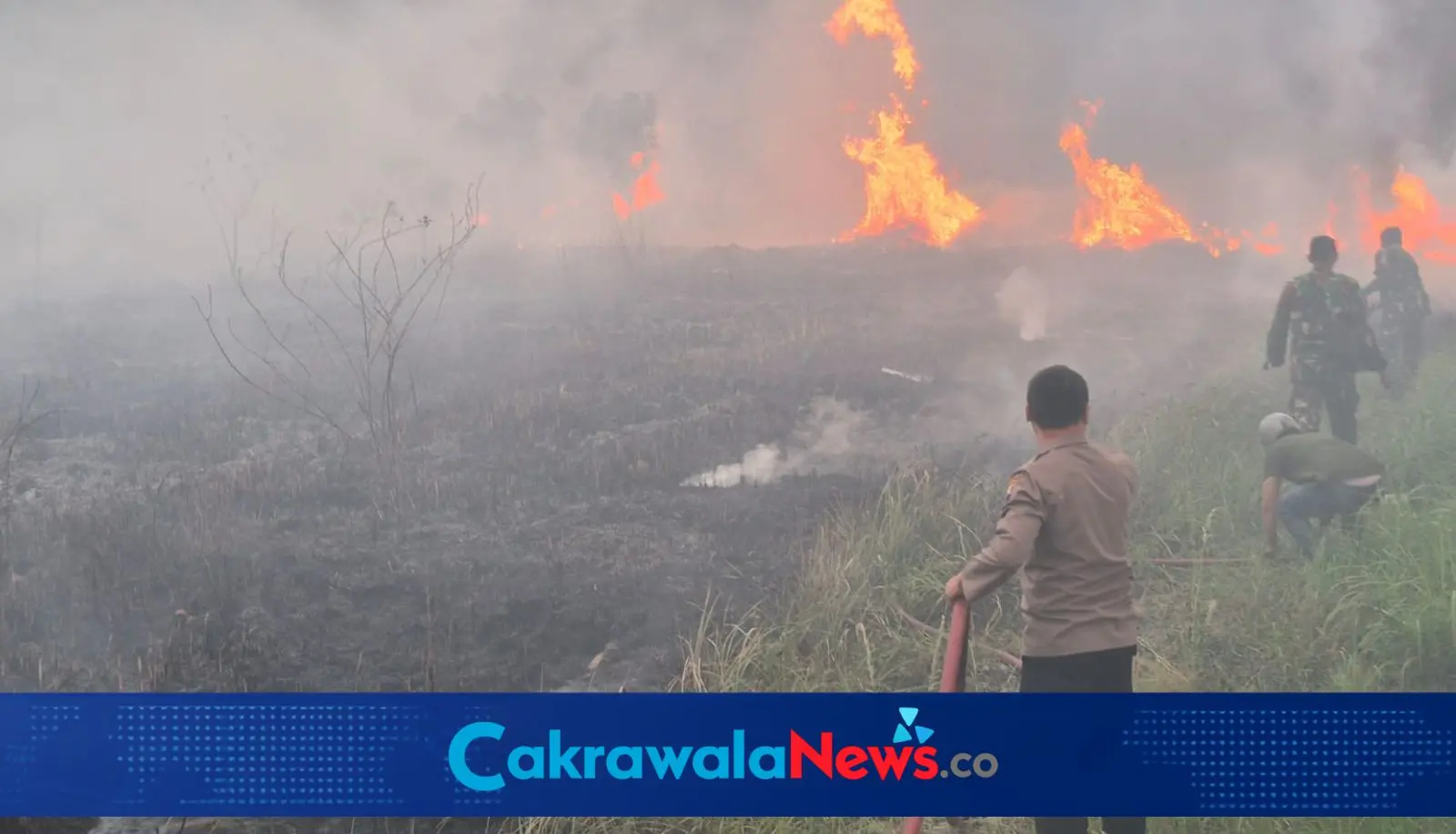 Polri TNI dan Masyarakat Padamkan Kebakaran Lahan di Tarub