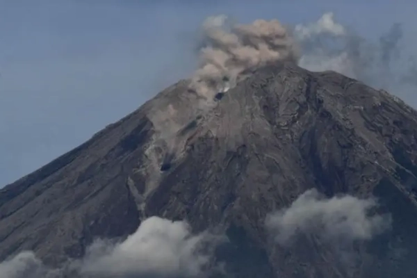 Gunung Semeru Erupsi 29 Kali dalam 6 Jam, Status Masih Siaga