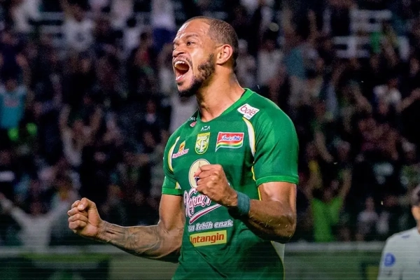 Masih dalam Pemulihan Cedera Alex Martins Tetap Buktikan Ketajamannya di Persebaya