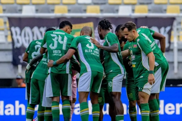 Bek Sering Naik Bisa jadi PR Besar Persebaya di Garis Pertahanan