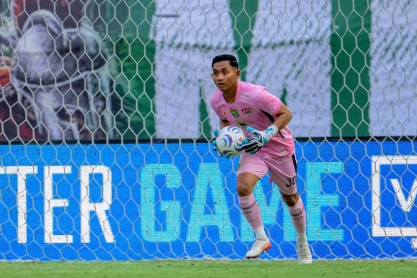 Belum Memuaskan, Kiper Persebaya Reza Arya Bertekad Cetak Kemenangan Pertama