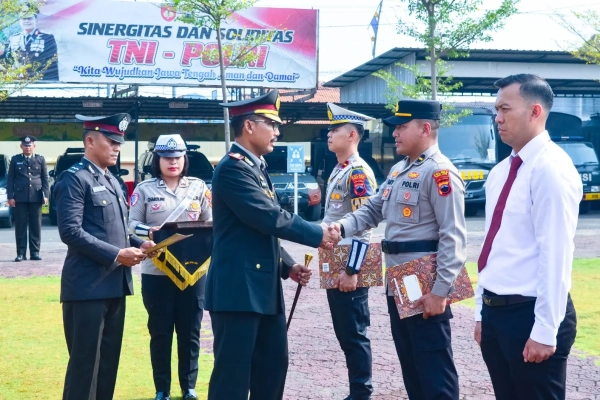Polres Tegal Kota Beri Penghargaan kepada 28 Personel Berprestasi