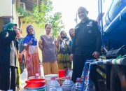 Polres Tegal Kota Salurkan 10.000 Liter Air Bersih untuk Warga Panggung