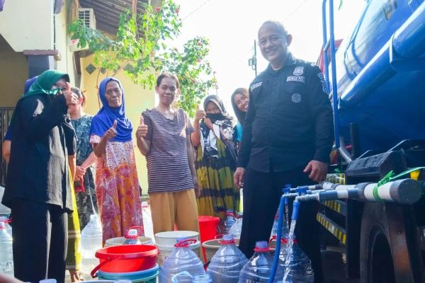 Polres Tegal Kota Salurkan 10.000 Liter Air Bersih untuk Warga Panggung