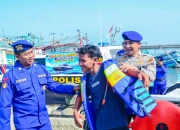 Putus Sekolah Tak Padamkan Mimpi Dika, Anak Pesisir Tegal yang Diajak Belajar Polisi