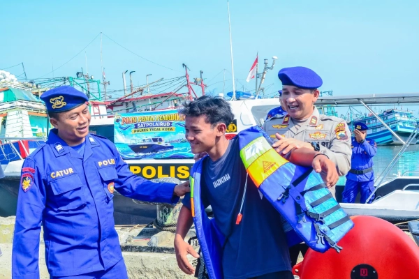 Putus Sekolah Tak Padamkan Mimpi Dika, Anak Pesisir Tegal yang Diajak Belajar Polisi