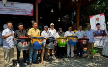 Gerindra Jatim  Dukung Gerakkan Indonesia ASRI,  Hidayat  Bagikan 300 Tempat Sampah di Mojokerto