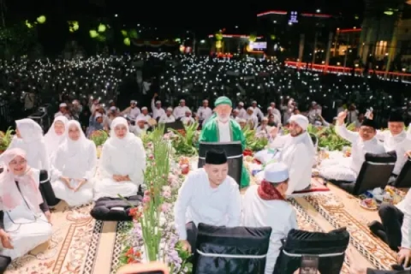 Ribuan Masyarakat Bersholawat dan Doakan Jatim Guyub, Rukun, Aman di Hari Jadi ke-81