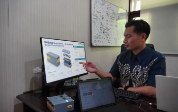Ketua Tim Peneliti BM-Sense ITS Grasianto SPd MSc PhD menjelaskan detail komponen dan keunggulan BMSense Smart Battery