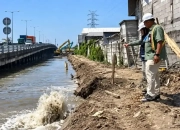 Semburan pipa bocor milik Petrokimia Gresik.