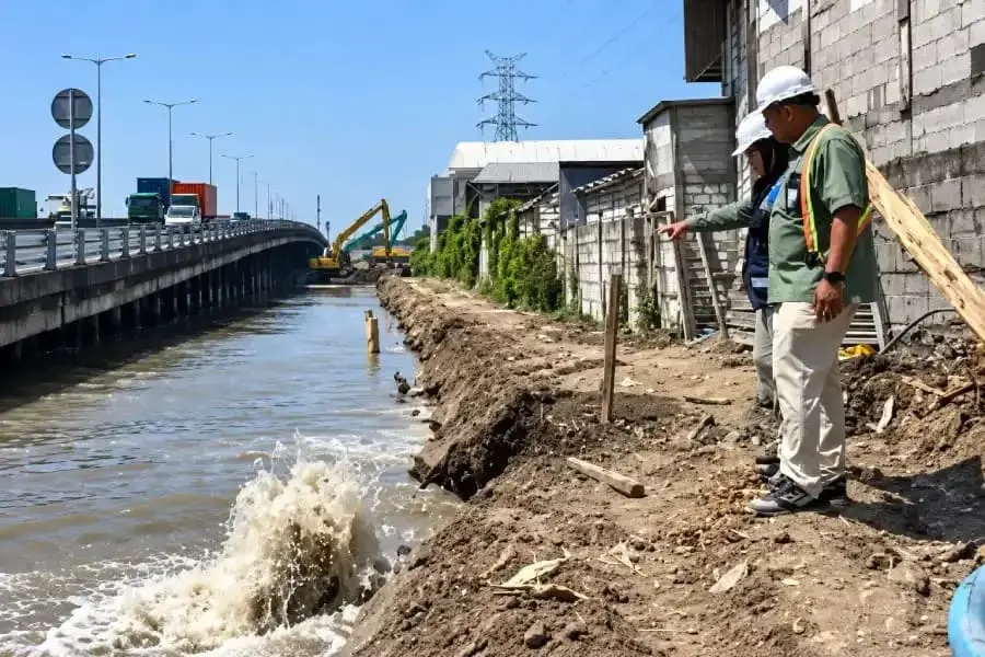 Semburan pipa bocor milik Petrokimia Gresik.