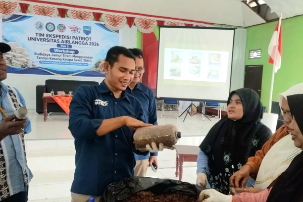 Limbah Sawit Disulap Jadi Jamur Tiram, UNAIR Dorong Ekonomi Warga Prafi