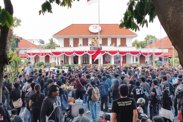 Unjuk Rasa Dua Tahun Prabowo-Gibran di Surabaya, Ini Tuntutan Peserta Aksi