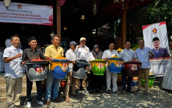 Gerindra Jatim  Dukung Gerakkan Indonesia ASRI,  Hidayat  Bagikan 300 Tempat Sampah di Mojokerto